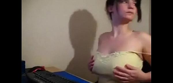 hausfrau rubbelt sich die muschi vor der webcam